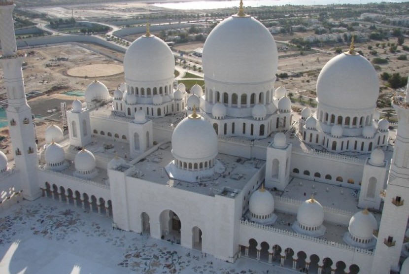 Menyelami Keindahan Masjid Sheikh Zayed Abu Dhabi Uni Emirat Arab
